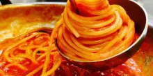 “Nuovo record mondiale, una pasta al pomodoro a 45 euro. Voi la ordinereste?”, l’attacco al piatto dello chef Rinaldi e i commenti: “Il menù è esposto, chi entra sa quanto paga”