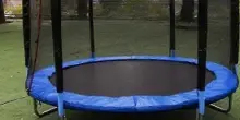 Salta sul tappeto gonfiabile in giardino quando un mini tornato la fa volare via: muore a 3 anni davanti alla mamma. Il vicino: “Ho sentito un rumore come un treno merci”