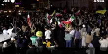 Missili contro Israele dall’Iran, a Teheran si festeggia per le strade: le immagini