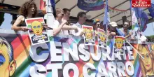 In migliaia al Roma Pride: “Slogan Fuorilegge? È la realtà del paese”. Luxuria: “Meloni amica di chi fa politiche transfobiche”