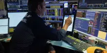 Petrolio e gas ancora in aumento, primi rincari per la benzina. Borse in recupero