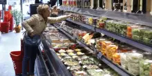 Inflazione all’1,6% in maggio ma per il “carrello della spesa” si sale a 2,7%