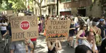 Pistole ad acqua e fumogeni contro l’overtourism: “Vogliamo spegnere il fuoco turistico”. Centinaia di manifestanti in piazza