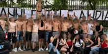 I maturandi del liceo Malpighi di Roma fanno una foto con il saluto fascista. La preside: “Voto in condotta abbassato”
