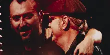 Luca Carboni dopo la malattia è pronto a tornare live: duetta con Cesare Cremonini a San Siro e annuncia a novembre un concerto-evento al Forum – IL VIDEO