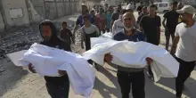 Gaza, altro massacro di Israele tra i palestinesi in fila per gli aiuti: almeno 59 morti e oltre 200 feriti a Khan Younis