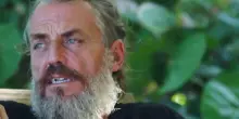 “Non ti voglio sentire, qui non c’è da mangiare. Mi tolgono il riso”: Mirko Frezza show all’Isola dei Famosi, interrompe la chiamata con la figlia