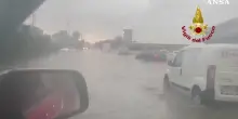 Nubifragio a Modena, allagamenti e raffiche di vento oltre i 100 km/h: il video delle auto bloccate