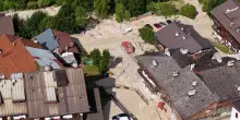 Frana in Cadore, la frazione Cancia invasa dai detriti: le persone bloccate nelle case. Il video dal drone