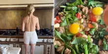 Gwyneth Paltrow cucina in topless salsiccia e uova: l’attrice ha abbandonato la dieta paleolitica – IL VIDEO