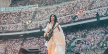 Elisa dea della natura a Milano abbracciata da Giorgia, Jovanotti, Giuliano Sangiorgi e Cesare Cremonini: una festa tra amici immersi nel bosco per cantare le hit