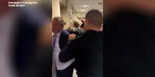 Afferrato e sbattuto al muro: le immagini dell’arresto del candidato sindaco di New York Brad Lander