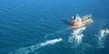 L’Iran minaccia la chiusura dello Stretto di Hormuz da cui transitano gnl e il 20% dell’export globale di petrolio