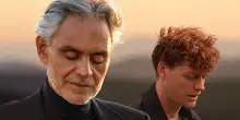 Jannik Sinner canta a sorpresa con Andrea Bocelli: “Non avrei mai potuto immaginare di sentire la mia voce in un suo brano, tutto questo è un’emozione forte”
