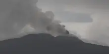 Etna, nuova eruzione: le immagini della nube di cenere dal cratere di sud-est
