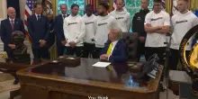Trump ai giocatori della Juventus: “Le donne potrebbero giocare con voi? Non rispondete…”. Imbarazzo nello Studio ovale