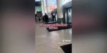 Spray urticante nell’aria: evacuato l’aeroporto di Napoli Capodichino. “Fuori, fuori”: le immagini