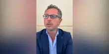 “Mi ha dato un colpo in faccia e rotto gli occhiali”: Borrelli aggredito dopo una discussione per la sosta selvaggia