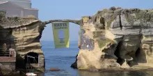 Napoli, Greenpeace alla Gaiola srotola uno striscione con un wc: “No al nuovo scarico nell’area protetta”