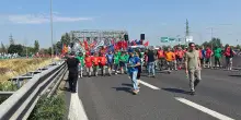 10mila metalmeccanici bloccano la tangenziale di Bologna. “Saranno denunciati in base al Decreto Sicurezza”