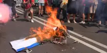 Bruciate le bandiere di Israele, Nato e Unione europea durante una protesta a Roma – Video