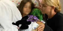 “Qualcosa di duro mi ha morso e ha cercato di trascinarmi via, ero tutta insanguinata”: il racconto choc della bimba di 9 anni sopravvissuta all’attacco di uno squalo