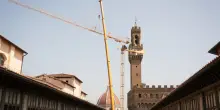 Addio alla maxi gru delle Gallerie degli Uffizi: dopo quasi 20 anni via la “giraffa” di metallo, ad assistere allo smontaggio anche il ministro Giuli