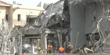 Nuovo attacco iraniano contro Israele, il video tra le macerie di Ness Ziona: 16 feriti