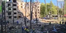 Attacco russo a Kiev, colpiti edifici residenziali e un centro commerciale: 6 morti – Video