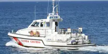Entra in mare con il materassino e sparisce tra le onde: 72enne ritrovato senza vita dopo 24 ore di ricerche
