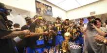 “Nessuno di noi sapeva farlo, abbiamo guardato un tutorial”: Oklahoma è campione NBA, ma i giocatori non riescono a stappare lo champagne