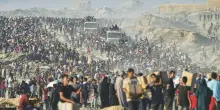 Spari e granate stordenti contro i palestinesi: video-inchiesta di AP sulla fondazione Usa che distribuisce aiuti a Gaza