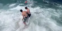 Due ragazzi bloccati su uno scoglio in mare a Bari: il salvataggio della Guardia costiera – Video