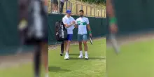 Sorrisi tra Jannik Sinner e Novak Djokovic a Wimbledon: l’allenamento e la stretta di mano – Video