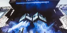 L’improbabile colonna sonora del concerto dei Linkin Park: a Milano parte La solitudine di Laura Pausini. E lei reagisce così – Video