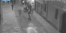 Rapine violente e aggressioni in centro a Reggio Emilia: cinque misure cautelari. Il video dei pestaggi