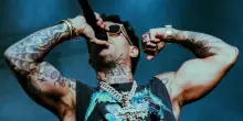 Tony Effe in attesa di diventare padre ha battezzato il tour con una sorpresa insieme a Lazza – IL VIDEO