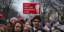 Aborto, storica sentenza negli Usa. La Corte Suprema consente agli Stati di tagliare i fondi pubblici