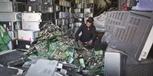 Oro dai rifiuti elettronici con un nuovo metodo estrattivo. Lo studio della Flinders University