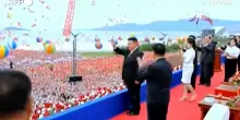 Cittadini in festa e grande sfarzo: così Kim Jong Un inaugura una zona turistica in Corea del Nord – Video