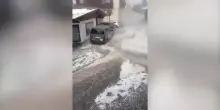 Impressionante grandinata in Tirolo, le strade sono fiumi bianchi: chicchi grandi fino a 5 centimetri