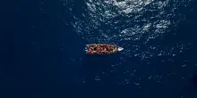 Una barca di migranti si è ribaltata al largo di Lampedusa: almeno 20 morti