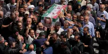 Iran, folla a Teheran per i funerali di Stato di 60 vittime dei raid di Israele. Trump: “30 mld per il loro nucleare? Bufala”
