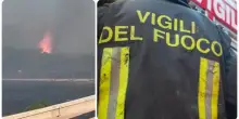 Incendio nella pineta di Baia Domizia (Caserta), paura tra i bagnanti di uno stabilimento