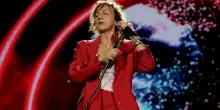 Gianna Nannini ha un incidente mentre si esibisce sul palco: urta il braccio e si procura una frattura al radio