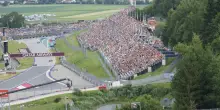 Gran Premio d’Austria di Formula 1, incidente sulla pista: gru colpisce cartellone pubblicitario
