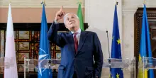 Tajani insiste: “Le bandiera europea blu come il manto della Madonna e con le 12 stelle delle tribù d’Israele”. E il post su X viene segnalato