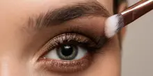 Come truccarsi per una cerimonia d’estate? I consigli del make-up artist per un look impeccabile e duraturo anche con caldo e afa