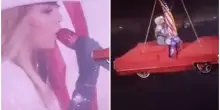 “Stop, stop, stop, stop, stop”: le urla di Beyoncé mentre è su un’auto sospesa nel vuoto. Ecco cosa è successo durante il concerto a Houston – VIDEO