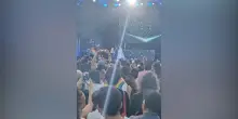 Ambra Angiolini e Jolanda Renga sul palco del Milano Pride: mamma e figlia si scatenano sulle note di T’appartengo – Video